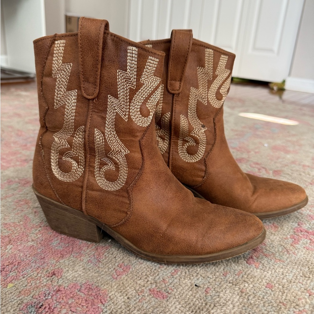 Brown Western short cowboy boots